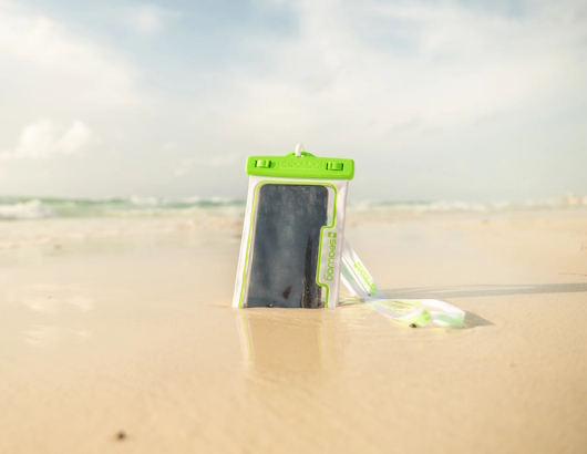 autre photo de IMG/fidlock/seawag_pochette_etanche_blanc_vert.jpg