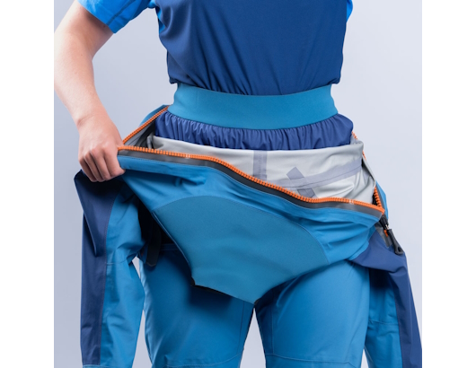 autre photo de IMG/palm/palm_fuse_action_femme_combinaison.jpg