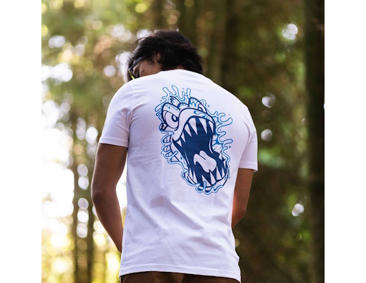 autre photo de IMG/pyranha/pyranha_tshirt_blanc_Mr_jed_splash.jpg