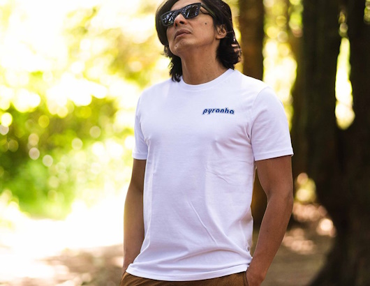 autre photo de IMG/pyranha/pyranha_tshirt_blanc_Mr_jed_splash.jpg